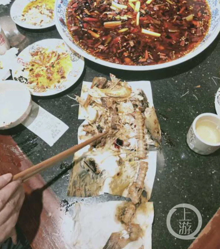 中國重慶沙區民眾懷疑老闆送上來的食材重量偷工減料。   圖 : 取自哈爾濱日報。