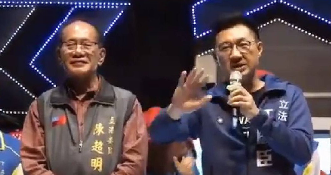 江啟臣(右)曾幫受賄被羈押的陳超明站台助選。   圖：翻攝直播畫面