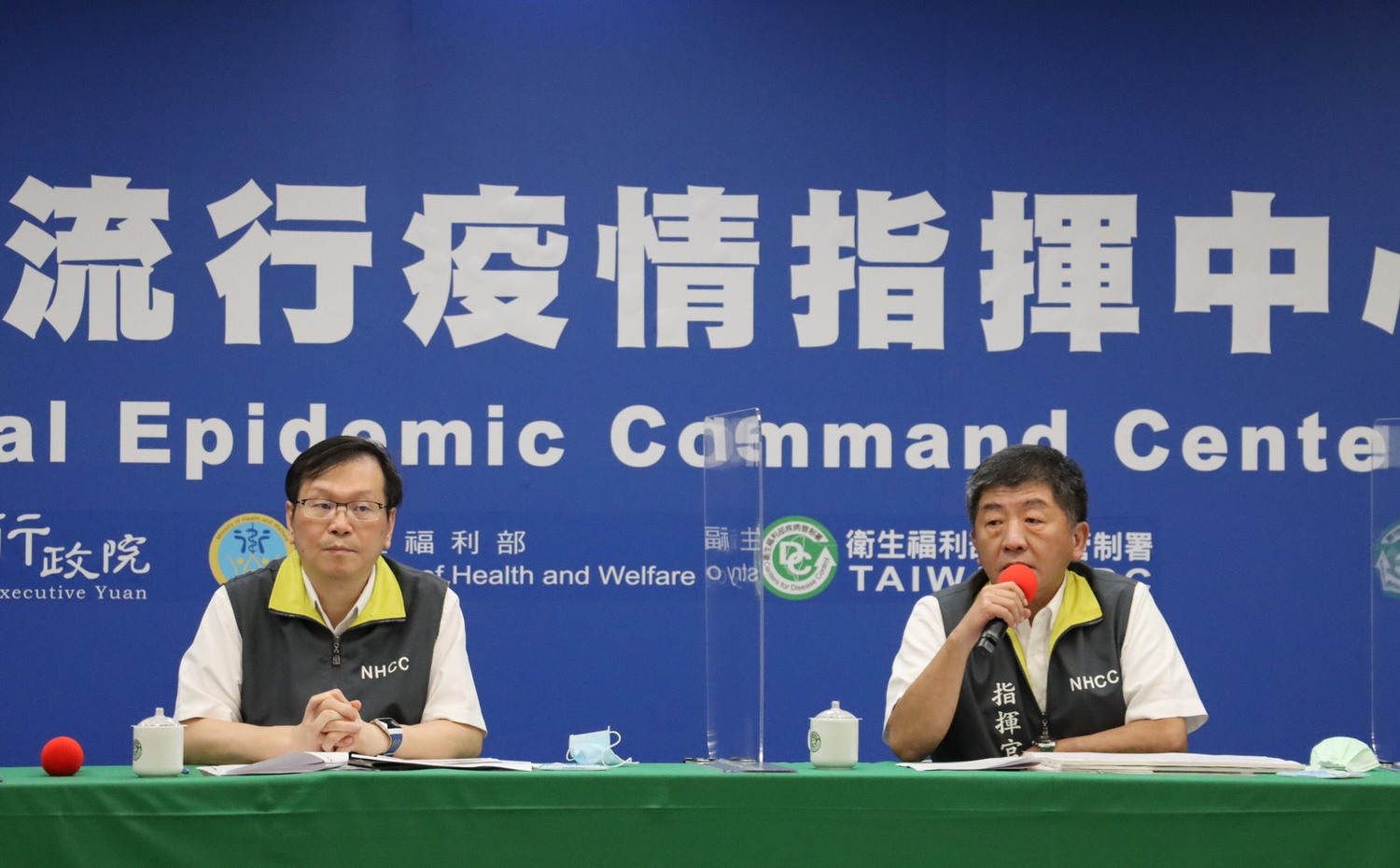 中央流行疫情指揮中心陳時中(右)今強調，零本土個案不代表零風險，「我們要追求的就是一個風險可控」。   圖：中央流行疫情指揮中心/提供