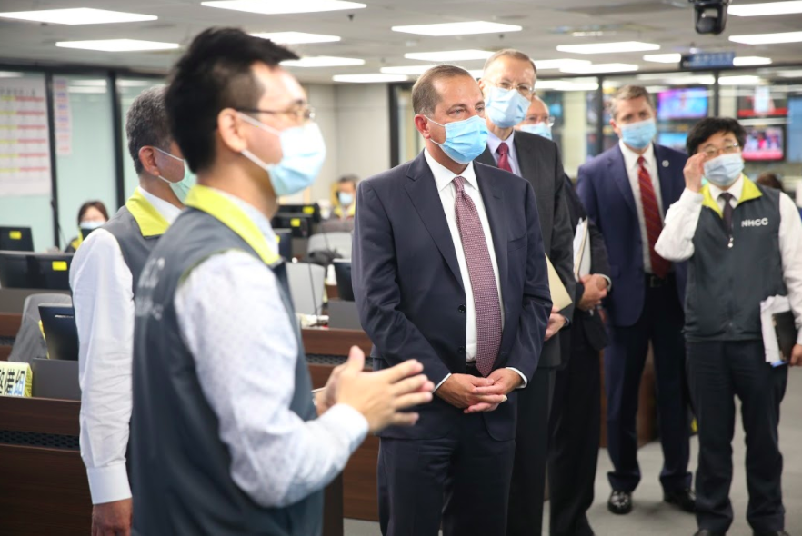 美國衛生部長阿札爾參訪中央流行疫情指揮中心，並於備忘錄簽署儀式肯定台灣的防疫能力。   圖：衛生福利部/提供