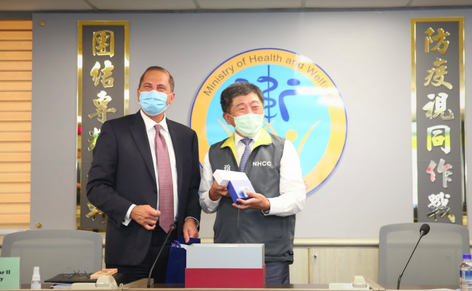 美國衛生部長阿札爾參訪中央流行疫情指揮中心，與衛福部長陳時中合影。   圖：衛生福利部/提供