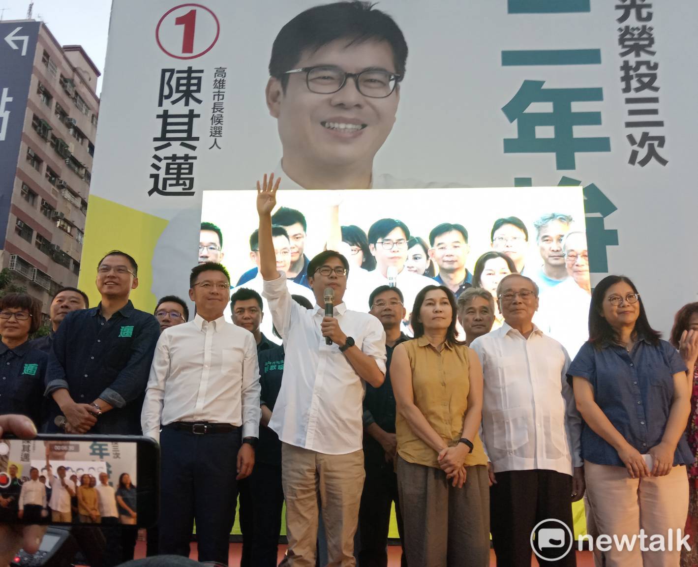 陳其邁(中)宣布就任市長後的四大優先。   圖：孫家銘/攝