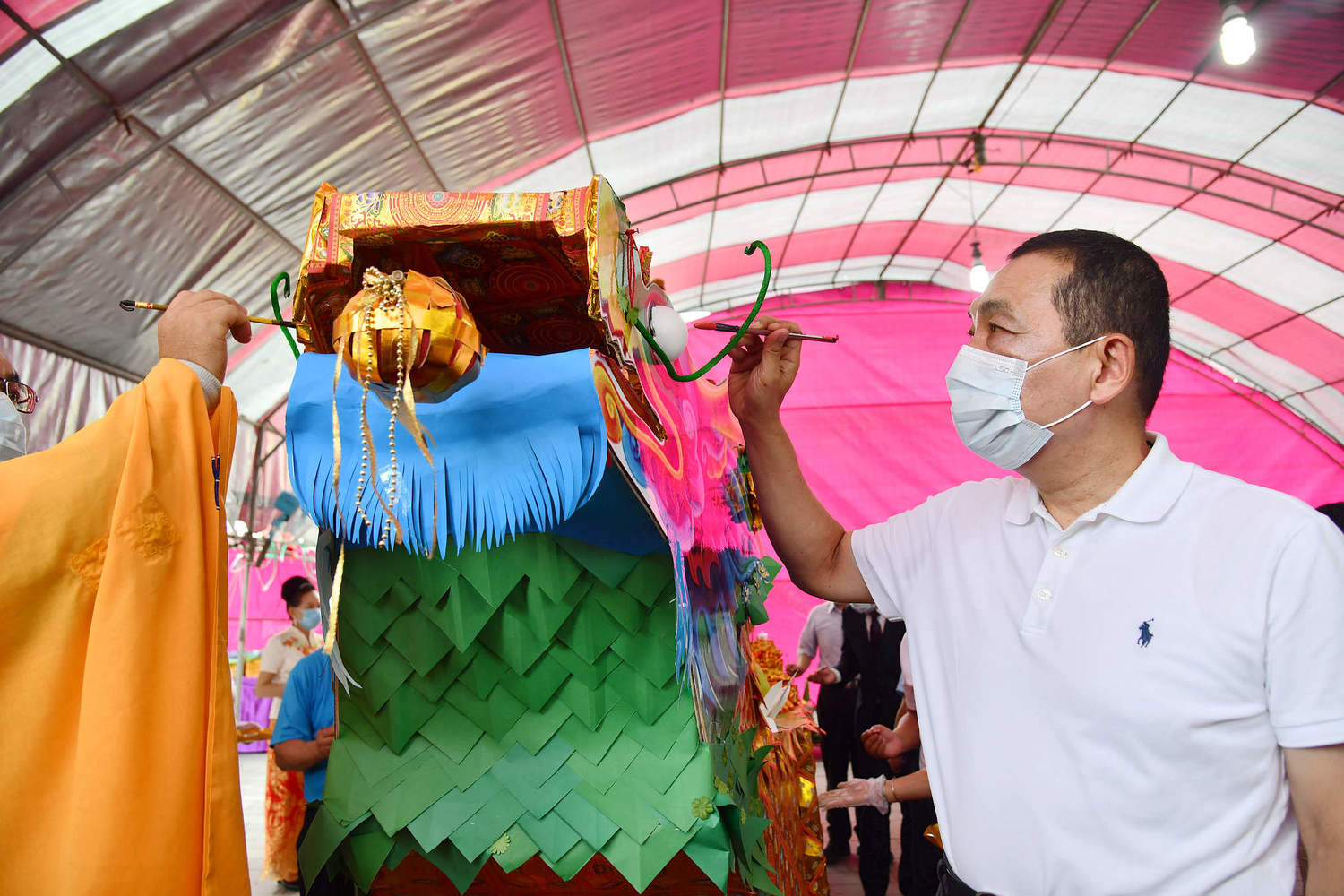 侯友宜為淡水河祭路祭大法會祈福船進行點晴儀式。   圖：新北市民政局提供