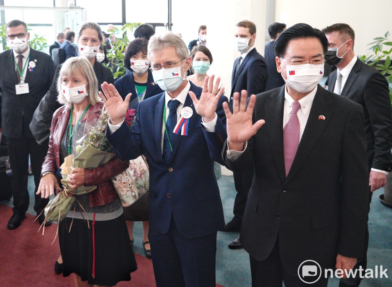 捷克參議長韋德齊率團訪台，他戴著印有台灣和捷克國旗的口罩，向媒體表示非常感謝致贈口罩給捷克，外交部長吳釗燮在桃園機場國賓門接機。   圖：張良一/攝