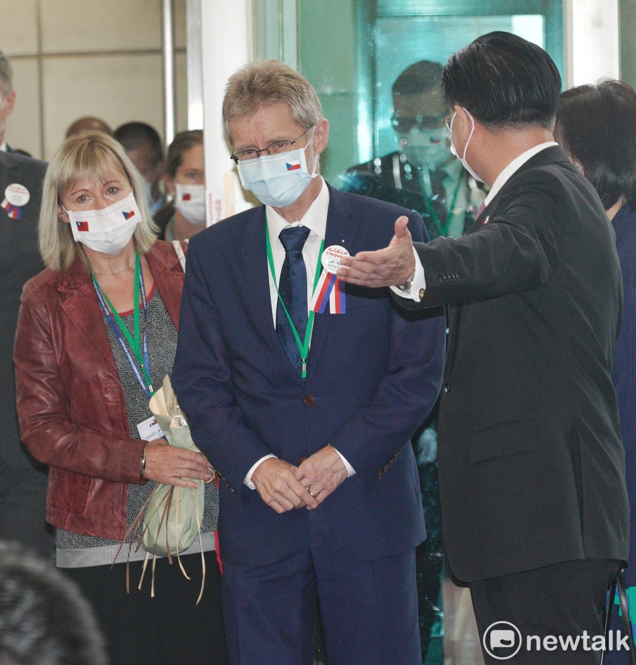 外交部長吳釗燮到桃園機場為率團訪台的捷克參議長韋德齊一行接機。   圖：張良一/攝