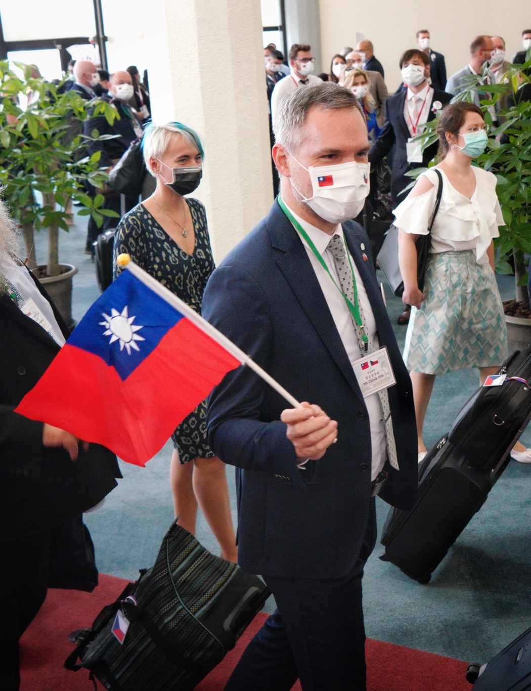 捷克首都布拉格市長賀吉普特地拿著中華民國國旗入境訪台。   圖：張良一/攝