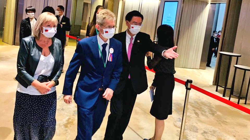 不理中國施壓，捷克參議院議長韋德齊（左二）率團訪問台灣，我外交部長吳釗燮（前排右）親自接機。   圖：翻攝自外交部推特