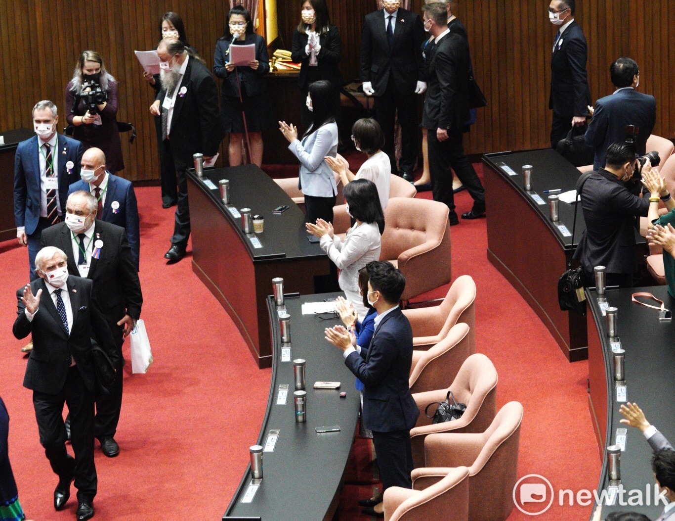 After Wei Deqi entered the forum, all the members stood up and cheered.  Image: Zhang Liangyi / Photo