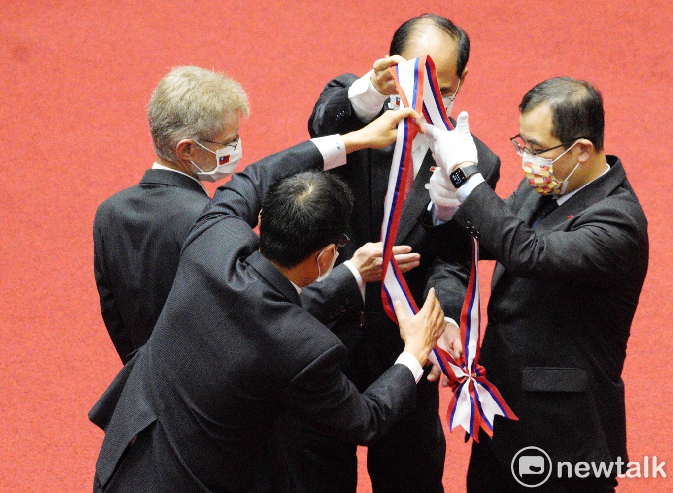 The President of the Legislative Yuan, You Xikun, helped Miloš Vystrčil to don the first-class medal as a gift, but the result was the other way around.  Fortunately, Videzi didn't care.  Image: Zhang Liangyi / Photo