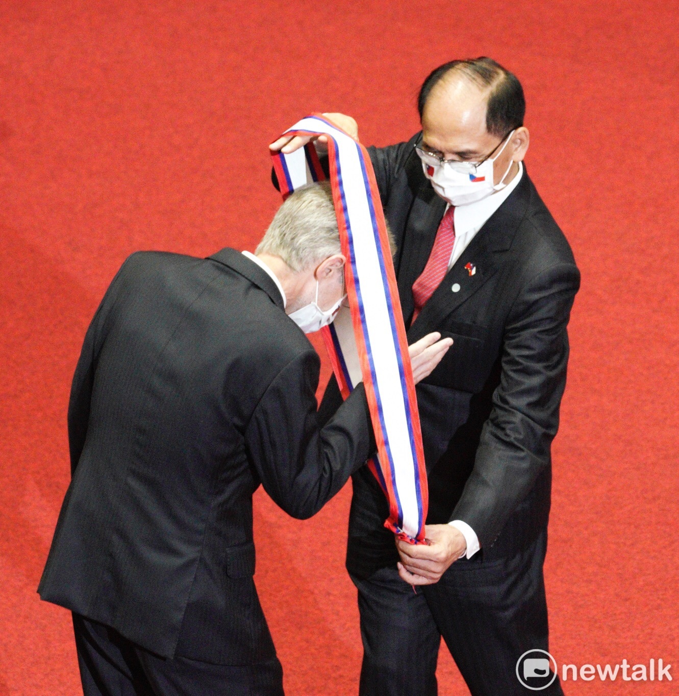 Legislative Yuan President You Xikun presented Miloš Vystrčil with the First Class Diplomatic Medal of Honor of the Legislative Yuan.  Image: Zhang Liangyi / Photo