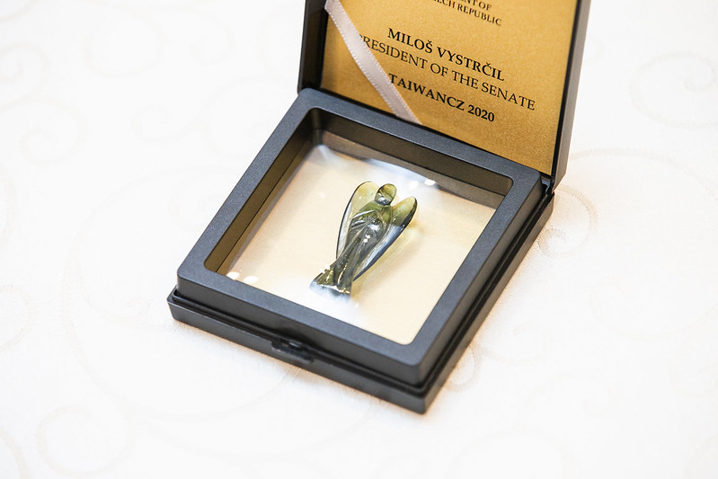 The President of the Czech Senate, Ms Miloš Vystrčil, introduced the Guardian Angel made of chlorophyllite to the people of Taiwan.  Tsai Ing-wen accepted it on his behalf, hoping to protect the freedom, democracy and sovereignty of the people of Taiwan forever.  Image: Courtesy of the Presidential Palace