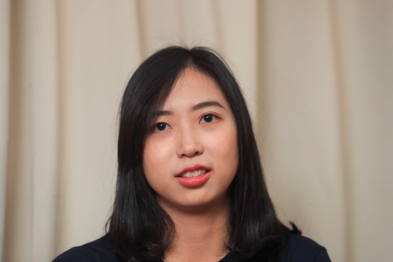 台灣大學6日舉行109學年度開學典禮,戲劇系學生杜玟萱表示,自己是聽障生,曾因聽力受損而產生心理障礙,不敢在大眾面前講話,但她勇敢撕下標籤,透過課程訓練克服,並勉勵學弟妹也能勇敢撕下身上的標籤,活成自己喜歡的樣子。 圖:中央社 台灣大學6日舉行109學年度開學典禮,戲劇系學生杜玟萱表示,自己是聽障生,曾因聽力受損而產生心理障礙,不敢在大眾面前講話,但她勇敢撕下標籤,透過課程訓練克服,並勉勵學弟妹也能勇敢撕下身上的標籤,活成自己喜歡的樣子。 圖:中央社