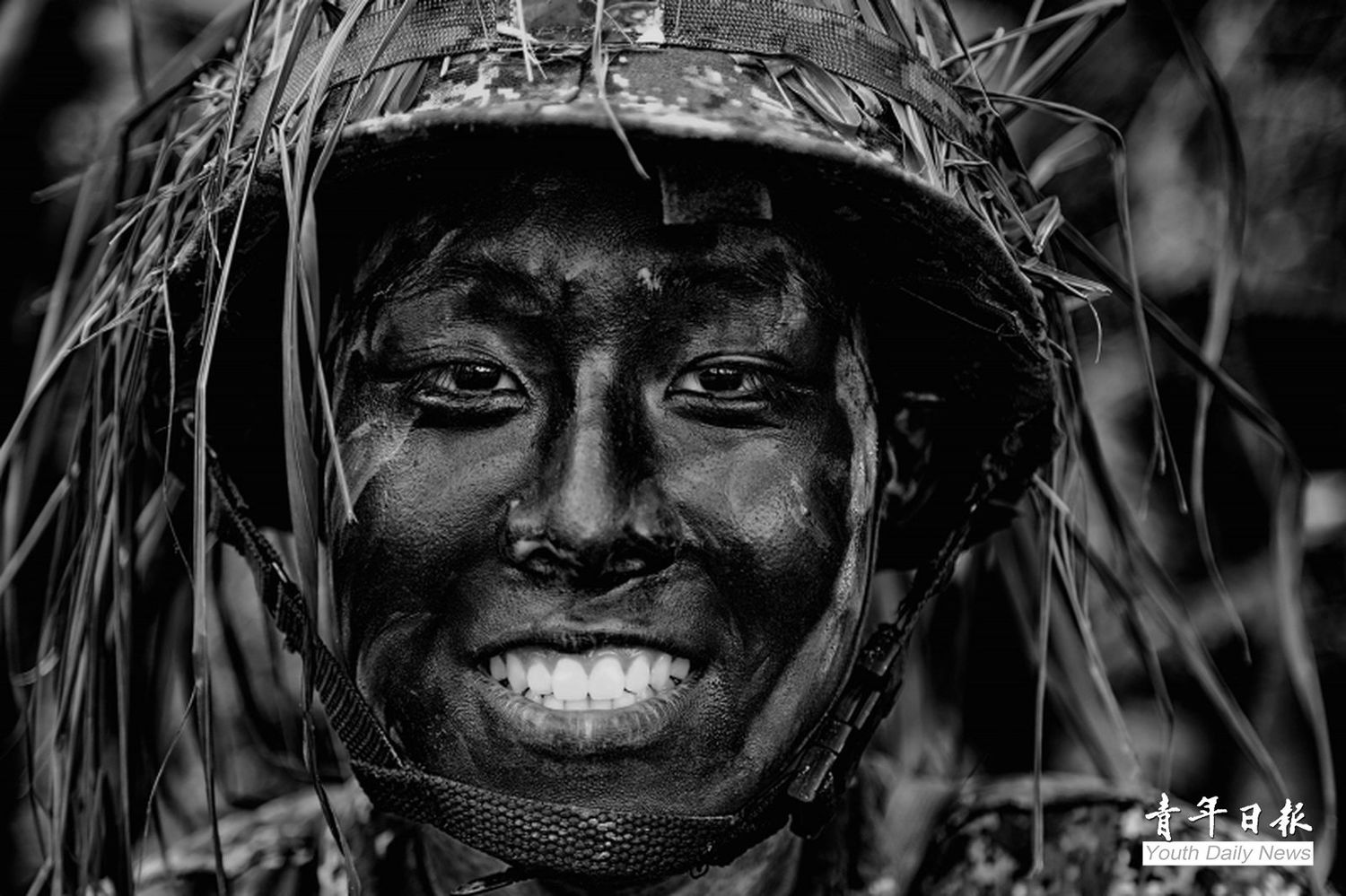 黃一翔作品「Soldier Smile」是1位正在接受入伍訓的軍校生，露出一抹笑容，面對艱苦訓練，用正面能量去克服挑戰。   圖：取自青年日報