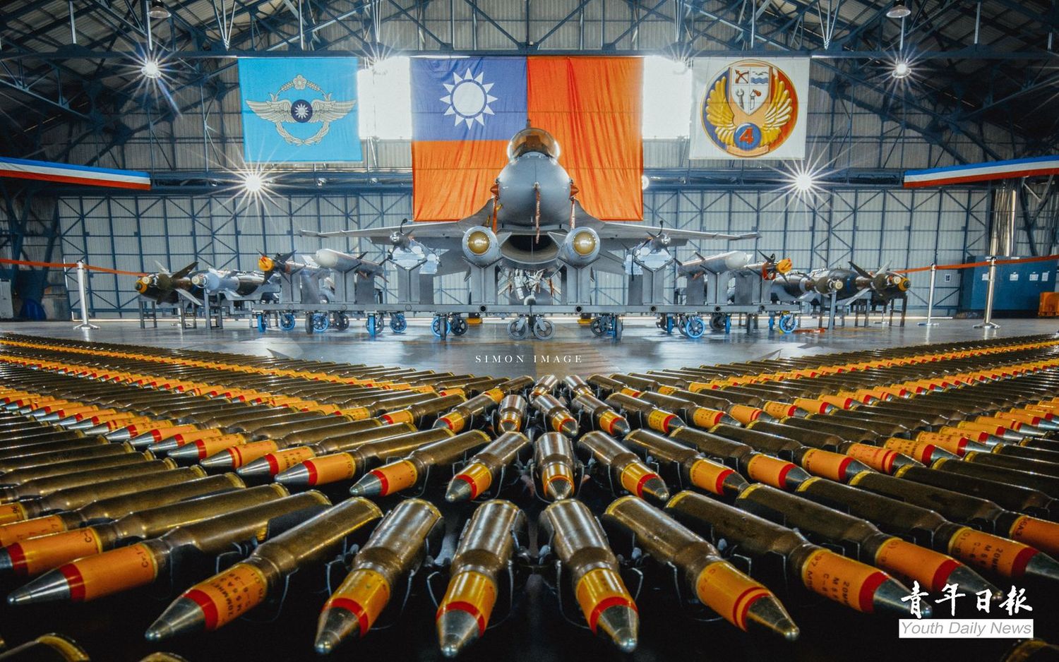 李德威上尉獲獎作品「ROC Air Force」則是記錄今年度國軍春節加強戰備媒體邀訪時，空軍第4聯隊在棚廠陳列F-16V配賦的各型武器裝備照片。   圖：取自青年日報