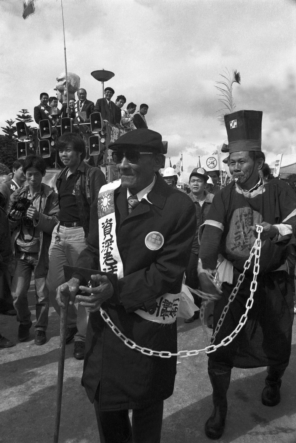 1989年1月，民進黨舉行反萬年國會大遊行，兩位抗議的民主阿草扮演著老法統與閻羅王的捕快。   圖：杭大鵬／攝
