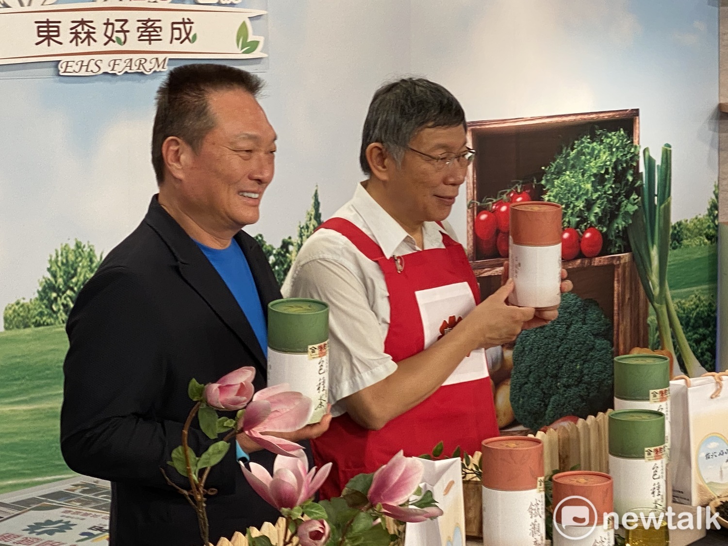 The mayor of Taipei, Ke Wenzhe, and the president of Dongsen Shopping, Wang Linglin.  Image: Zhou Xuanhui / photo