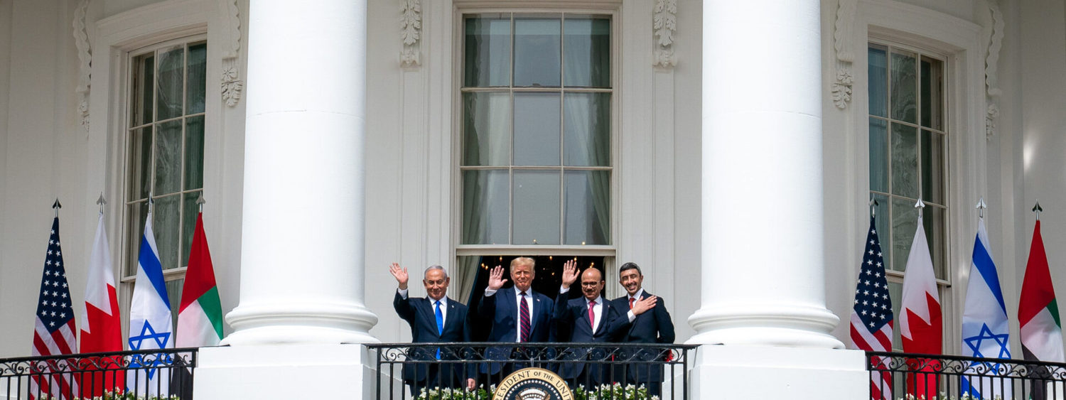 以色列總理納坦雅胡（左起）、美國總統川普、巴林海灣阿拉伯國家合作委員會秘書長扎亞尼與阿拉伯聯合大公國外長納哈揚，15日一起現身美國白宮，簽署《以阿和平協議》。   圖：翻攝自美國白宮官網