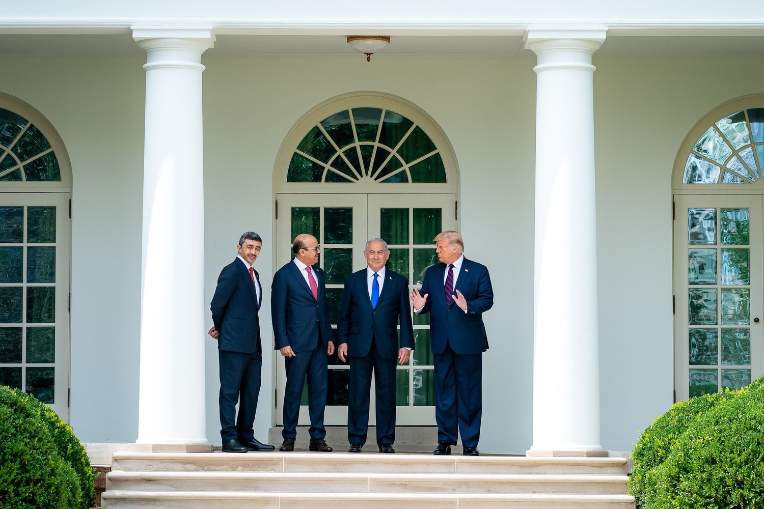 美國總統川普（右起）奔走，以色列總理納坦雅胡、巴林國家合作委員會秘書長扎亞尼與阿拉伯聯合大公國外長納哈揚，一起推動以阿關係正常化。   圖：翻攝自美國白宮臉書