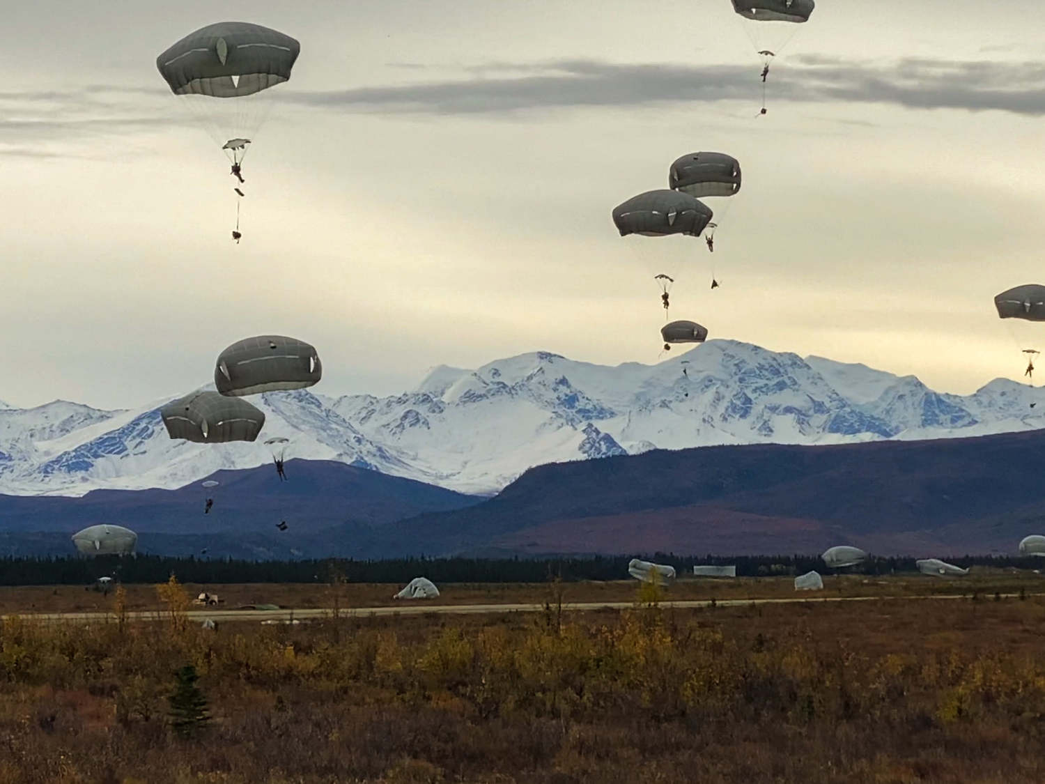 Paratroopers from the 4th Brigade Combat Team of the 25th Infantry Division conducted a joint island capture operation in the Alaska training area.  Photo: Back of Facebook of the 4th Brigade Combat Team of the US 25th Infantry Division.