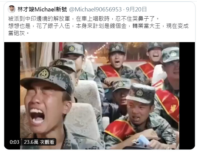 一段被指為中國解放軍前往印度與中國邊境的影片在網路瘋傳，全車士兵高歌痛哭，圖中有士兵拿著口罩（前排右），也被認為是近期的影片。   圖：翻攝自林才竣推特