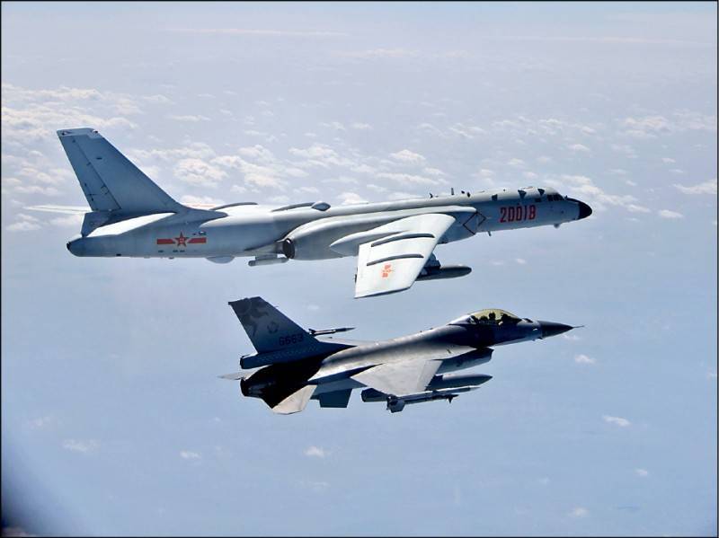 中國軍機擾台遭我F-16戰機監控及驅離。   圖：達志影像/路透社