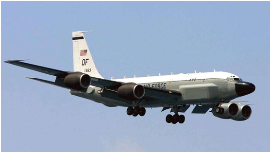 美國空軍一架RC-135S偵察機現身中國黃海上空，迴圈飛行許多圈後飛離。   圖 : 翻攝自環球時報