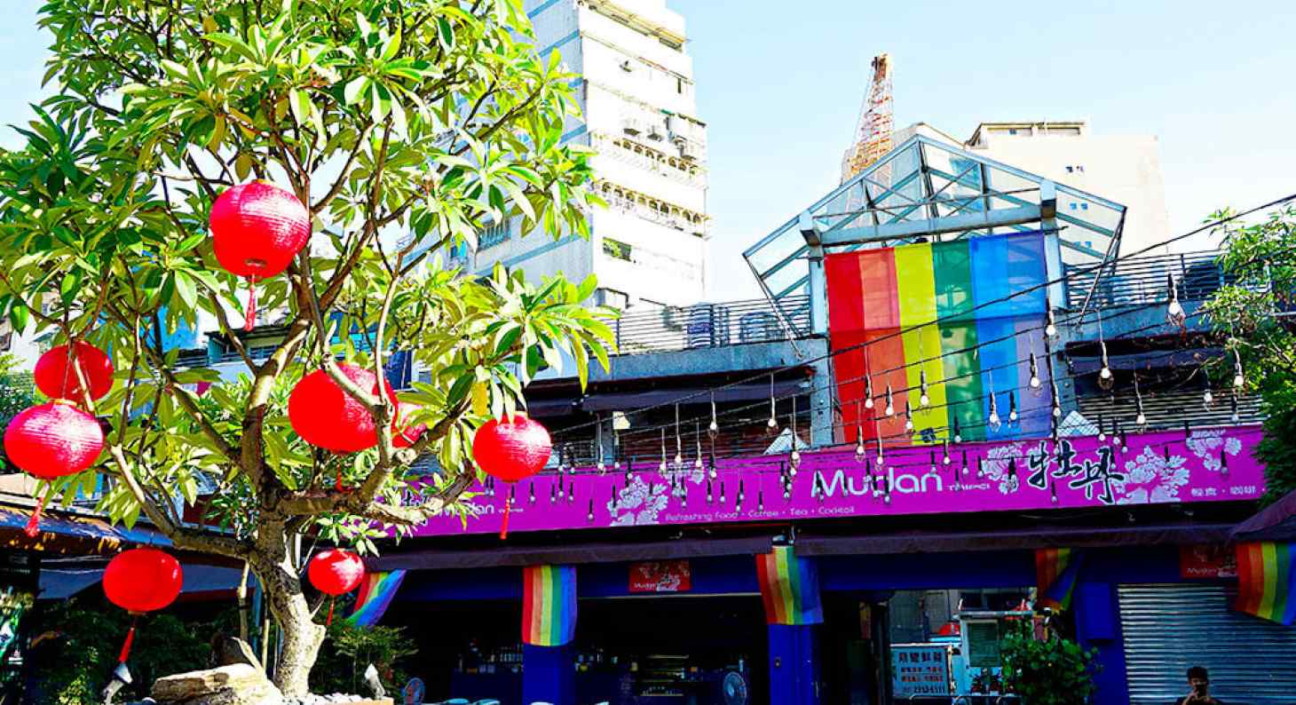 紅樓以及後面的小熊村是十幾年前第一個在戶外立起彩虹旗的商圈，現在已經成為不分異性同性都愛去的露天酒吧區。   圖：翻攝自台灣酷蓋網站