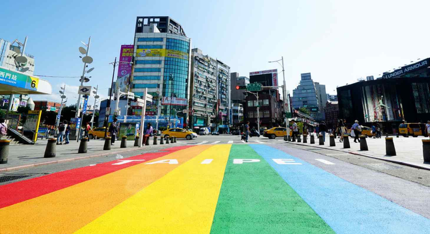 台北市政府在西門町6號出口前的路面塗上第一個對同志族群有重大意義的六色彩虹。   圖：翻攝自台灣酷蓋網站