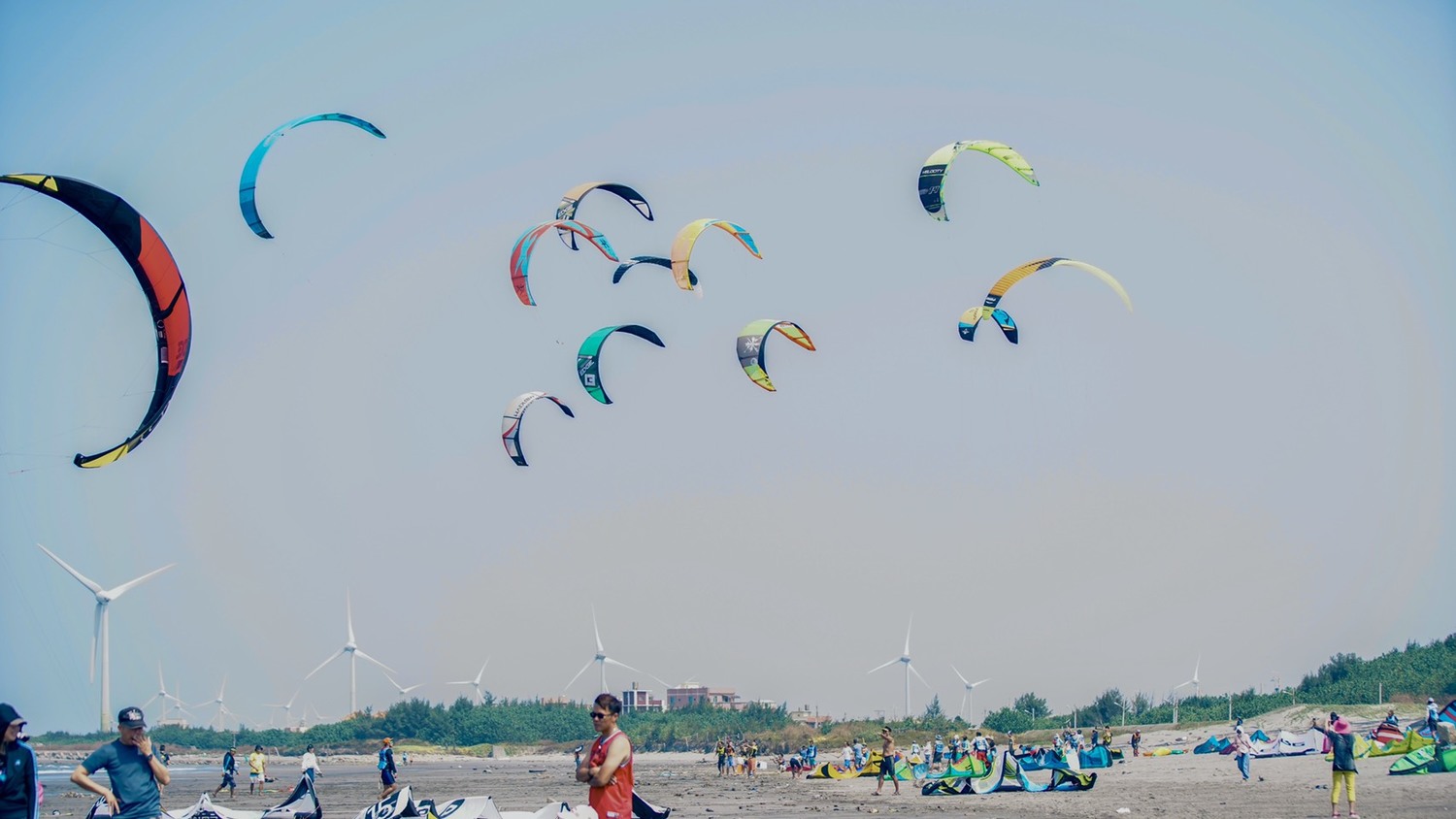 中秋連假到大安賞風箏玩衝浪。   圖：台中市觀旅局／提供