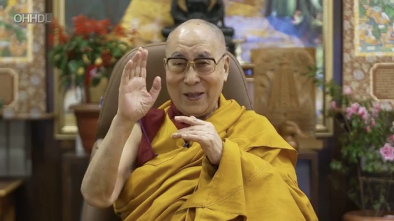 (影)高齡85歲達賴喇嘛公開接種AZ疫苗  呼籲民眾鼓起勇氣施打