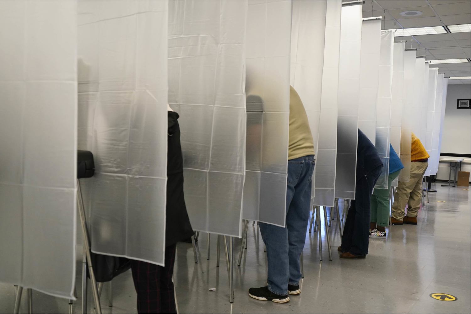 In response to the novel coronavirus epidemic, early voting in the United States presidential elections, with transparent curtains in some polling stations.  Photo: Dazhi Image / Associated Press