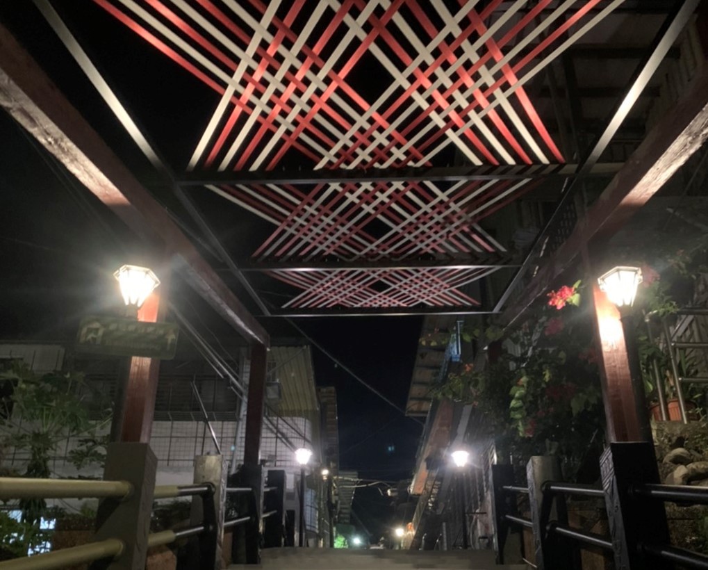 在夜晚中,伴隨著路燈及星空,織藝廊道展現出另外一種美。 圖:新北市原民局提供 在夜晚中,伴隨著路燈及星空,織藝廊道展現出另外一種美。 圖:新北市原民局提供