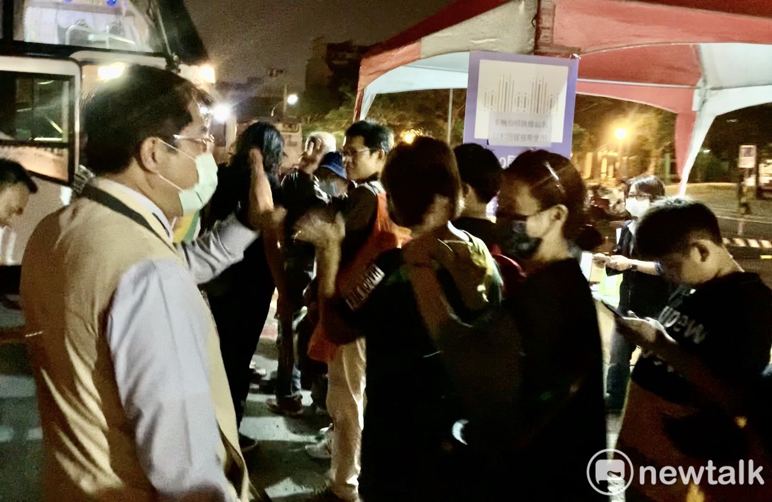 國慶焰火湧進爆量人潮，台南市長黃偉哲在晚會結束後，親自到大台南智慧交通中心督軍，全力協助遊客人車疏散。   圖：台南市政府提供