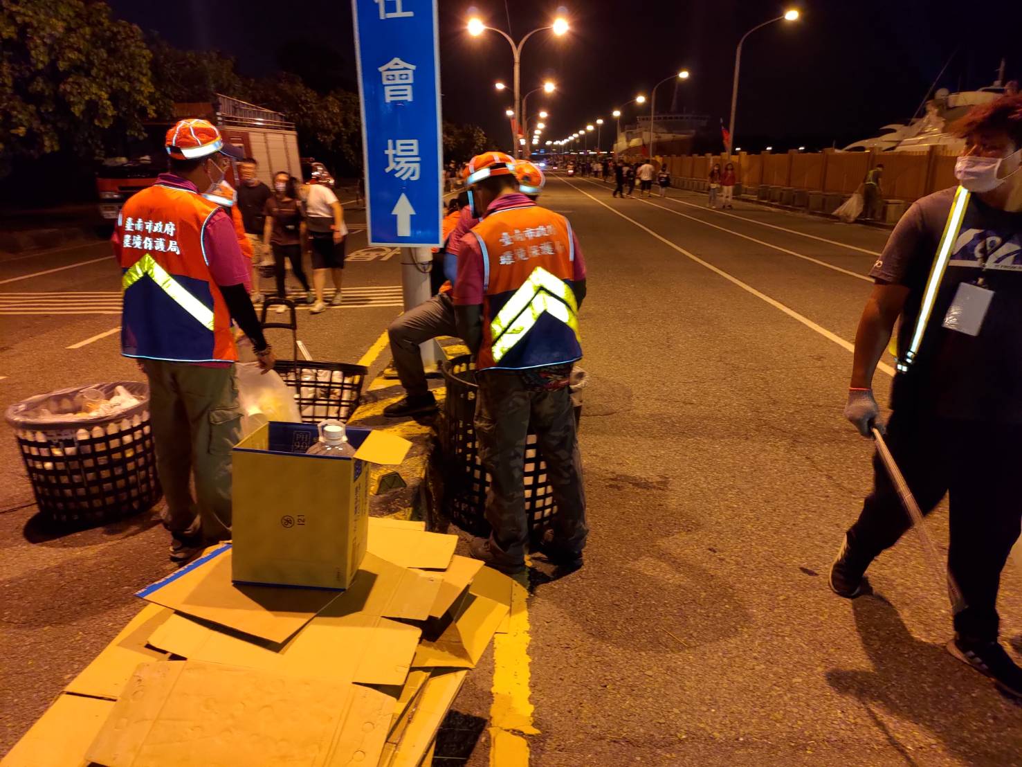 國慶煙火晚會結束後，台南市政府動用清理人力超過1200人次，共清出垃圾量150噸、回收物11噸，直到凌晨4時已大部分清理完畢。   圖：台南市政府提供