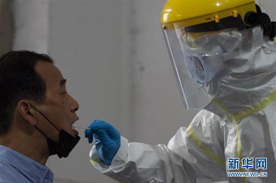 中國山東省青島市日前爆12例武漢肺炎感染者，預計5天內完成9百萬人採檢計畫。   圖：翻攝新華網