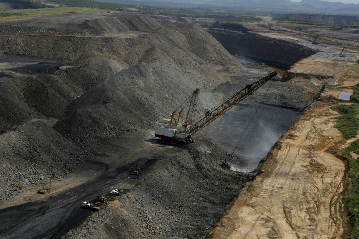 中國對澳洲的煤礦需求甚大，現因停止採購，造成中國原物料大漲。圖為澳洲煤礦礦區。   圖 : 翻攝自greenpeace.com
