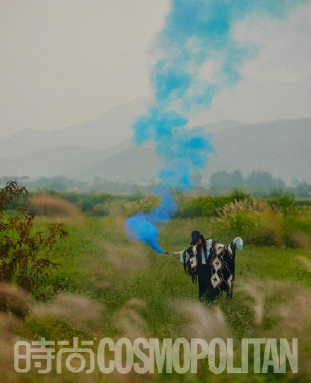 王源時尚雜誌拍攝，背有藍色大霧。   圖：翻攝自鳳凰網FASHION微博