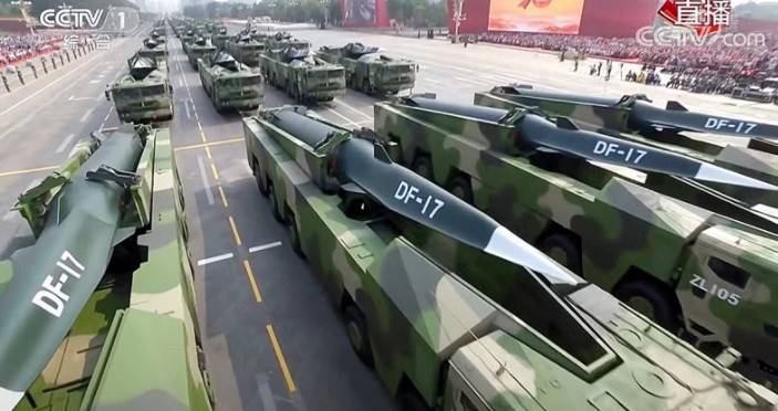 中國的東風-17導彈被懷疑是高超音速武器的一種。   圖：翻攝自央視