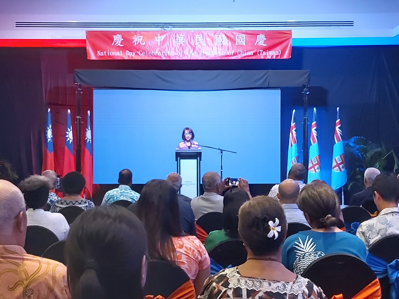 Our representative office in Fiji held a National Day party on the evening of the 8th. Representative Li Qianyi (middle) delivered a speech, but two Chinese diplomats rushed into the wild. Image: Reproduced from the representative office in fiji