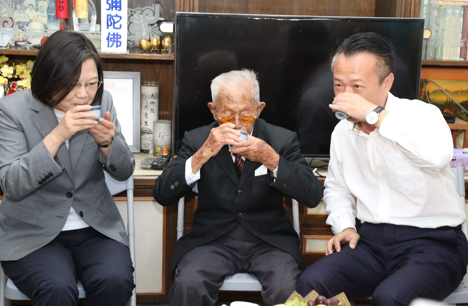 President Tsai Ing-wen visited Rui, 100, in Chiayi County, and Rui Huang Decheng prepared tea for the president to drink. Image: Chiayi County Government / provided