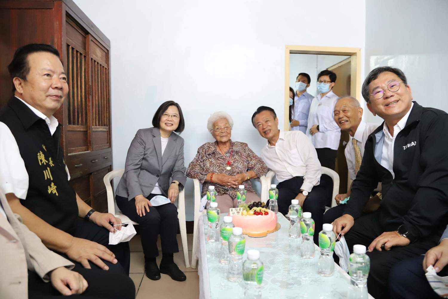 President Tsai Ing-wen visited 100-year-old Ruilu Chenniang in Chiayi County Image: Chiayi County Government / provided