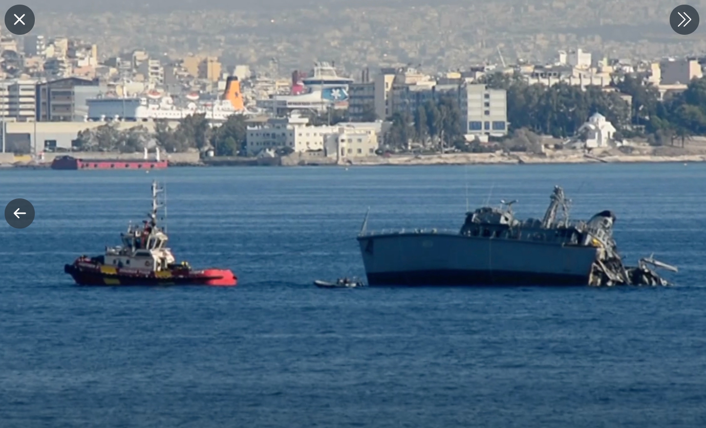 拖船將剩下半截的希臘獵雷艦卡利斯托號拖回軍港。   圖 : 翻攝自navy lookout 推特