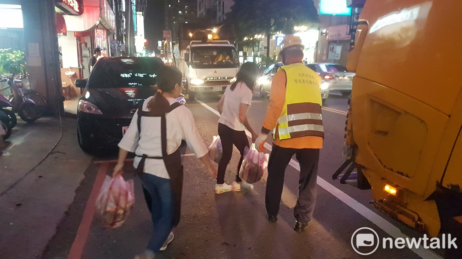 A man surnamed Wang wanted to dump the household garbage in a public garbage dump and was found by the inspector, but when he fled, he was hit by a motor home.  (Schematic image) Image: Lin Yunzhen / photo