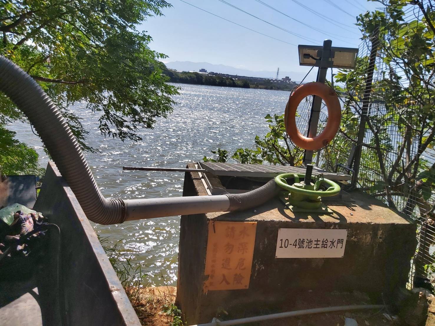 桃園大圳10-4號池發現民眾擅自破壞鎖鏈並設置抽水設備。   圖：農水署桃園管理處/提供