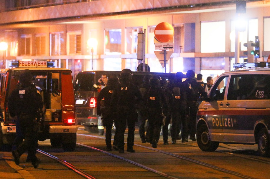 The Austrian capital of Vienna was shocked by a street shooting.  7 people are known to have died.  The gunman eventually detonated the bomb in his body Photo: Associated Press / Dazhi Image