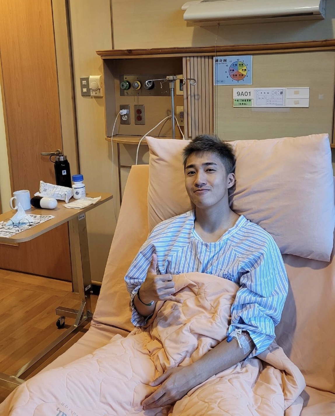 狼人殺王子樓峻碩今天在IG曬出自己身穿病服坐在病床的照片，透漏自己近日入院治療。   圖：翻攝Instagram
