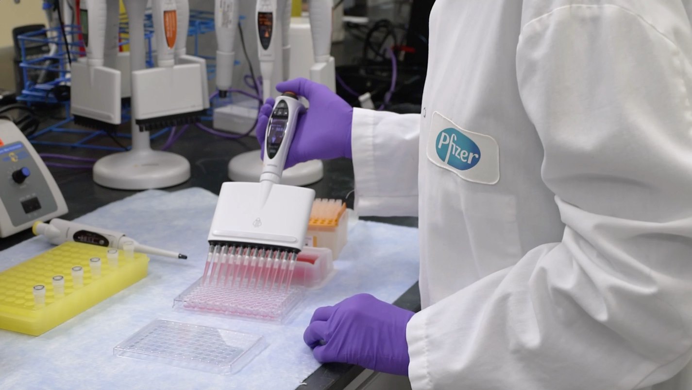 輝瑞/BNT的成為首支獲美國正式完全授權的COVID-19疫苗。   圖：翻攝Pfizer臉書