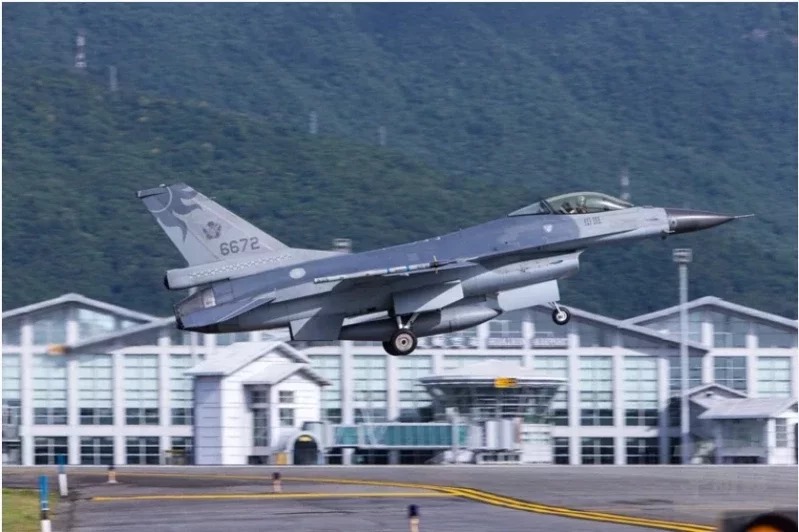 F16由花蓮基地起飛，機號6672於機場東北面9浬光點消失   圖:截取自臉書
