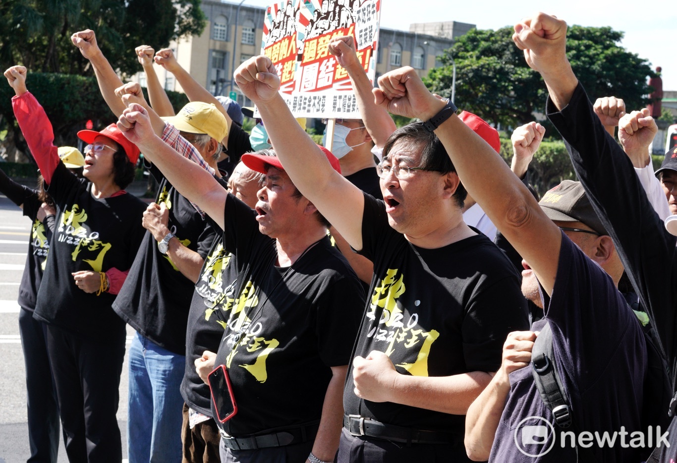 主辦秋鬥團體的成員在台灣黑豬的淒厲哀嚎聲中，高喊「反毒豬 反雙標 反黨國」等口號。   圖：張良一/攝