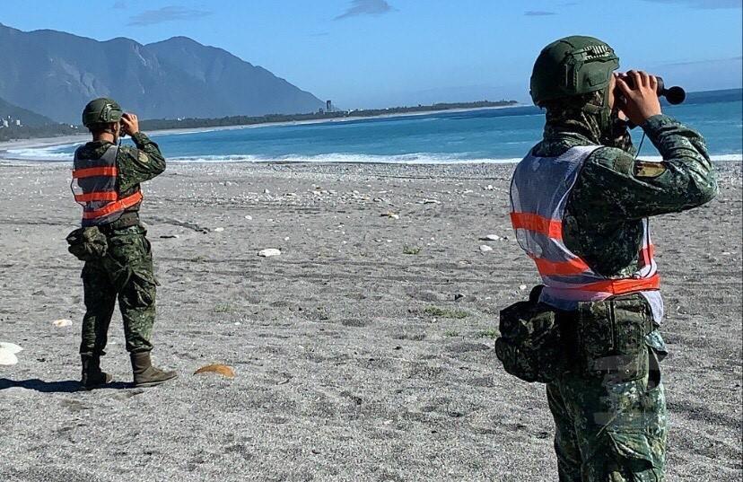 陸軍花防部官兵在海灘巡邏，希望能找到失聯的飛行員蔣上校。   圖：軍聞社／提供